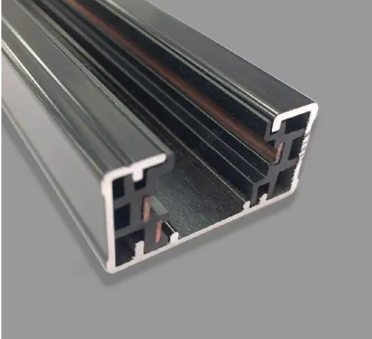 Phụ kiện Track Light T2 - EIRA series *Điện áp đầu vào : 220V/50Hz A IP20 *Kích thước sản phẩm (mm) : 34.2x19.5mm *Loại : Thanh ray T2 1m màu đen